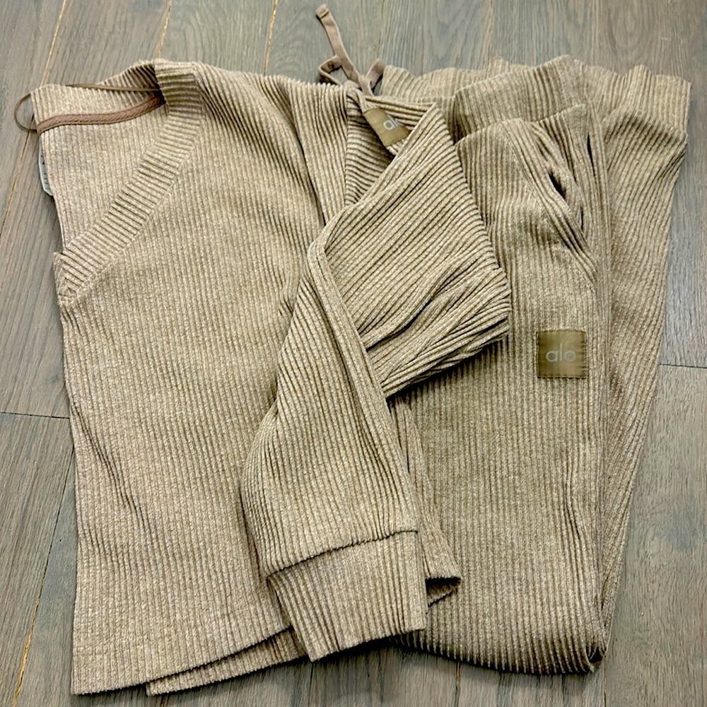 Alo Yoga Muse Sweat Suit Set - gravel size Large